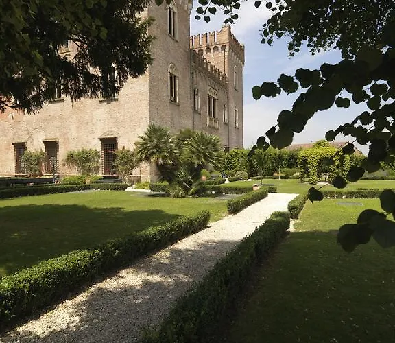 Отель Relais Castello 4*